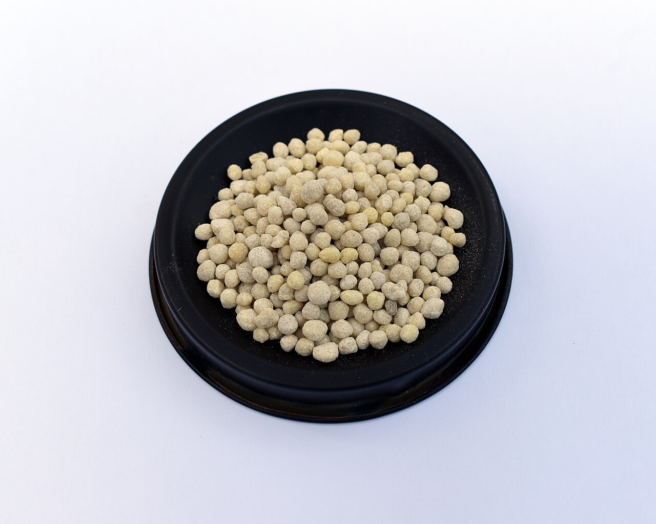 Diammonium phosphate (DAP) granules — source of phosphorus for pre-planting and autumn fertilization