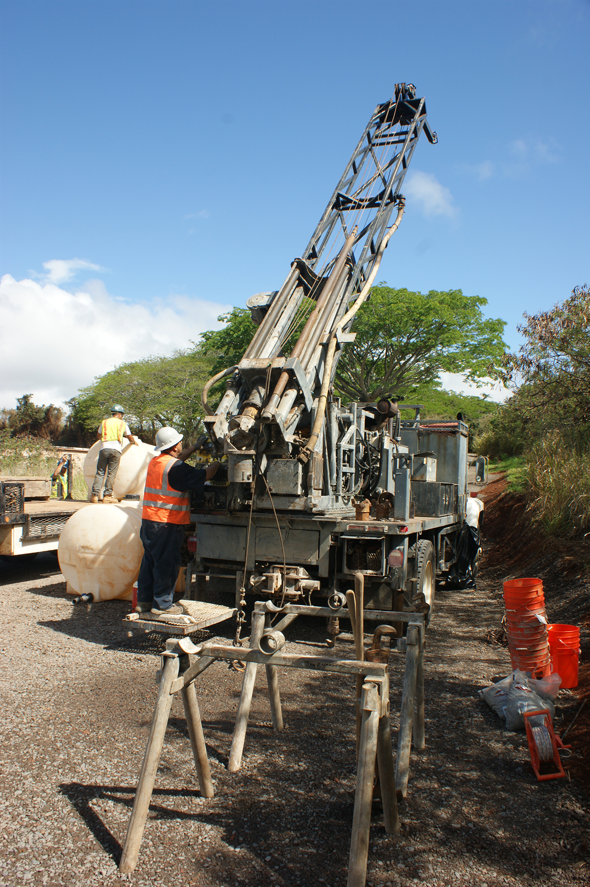 Drilling rig for well construction