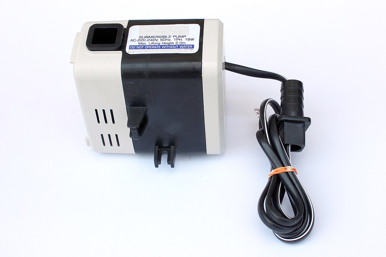Submersible pump for water extraction
