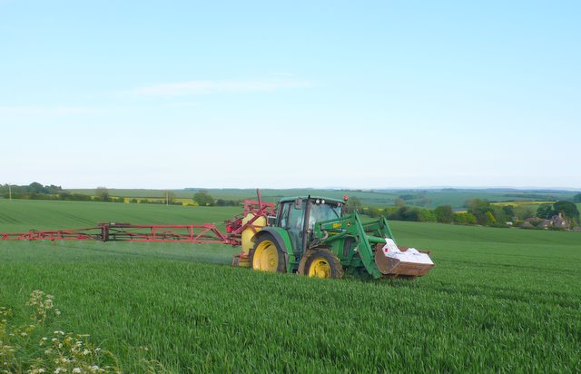 Visible spray cloud during spraying — risk of wind drift