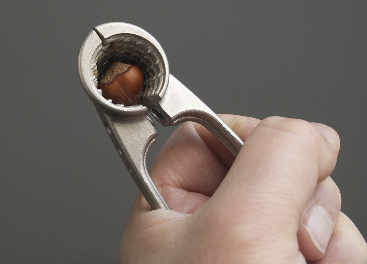 Manual hazelnut cracker (crusher)