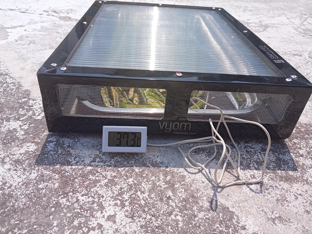 Solar food dehydrator with temperature display