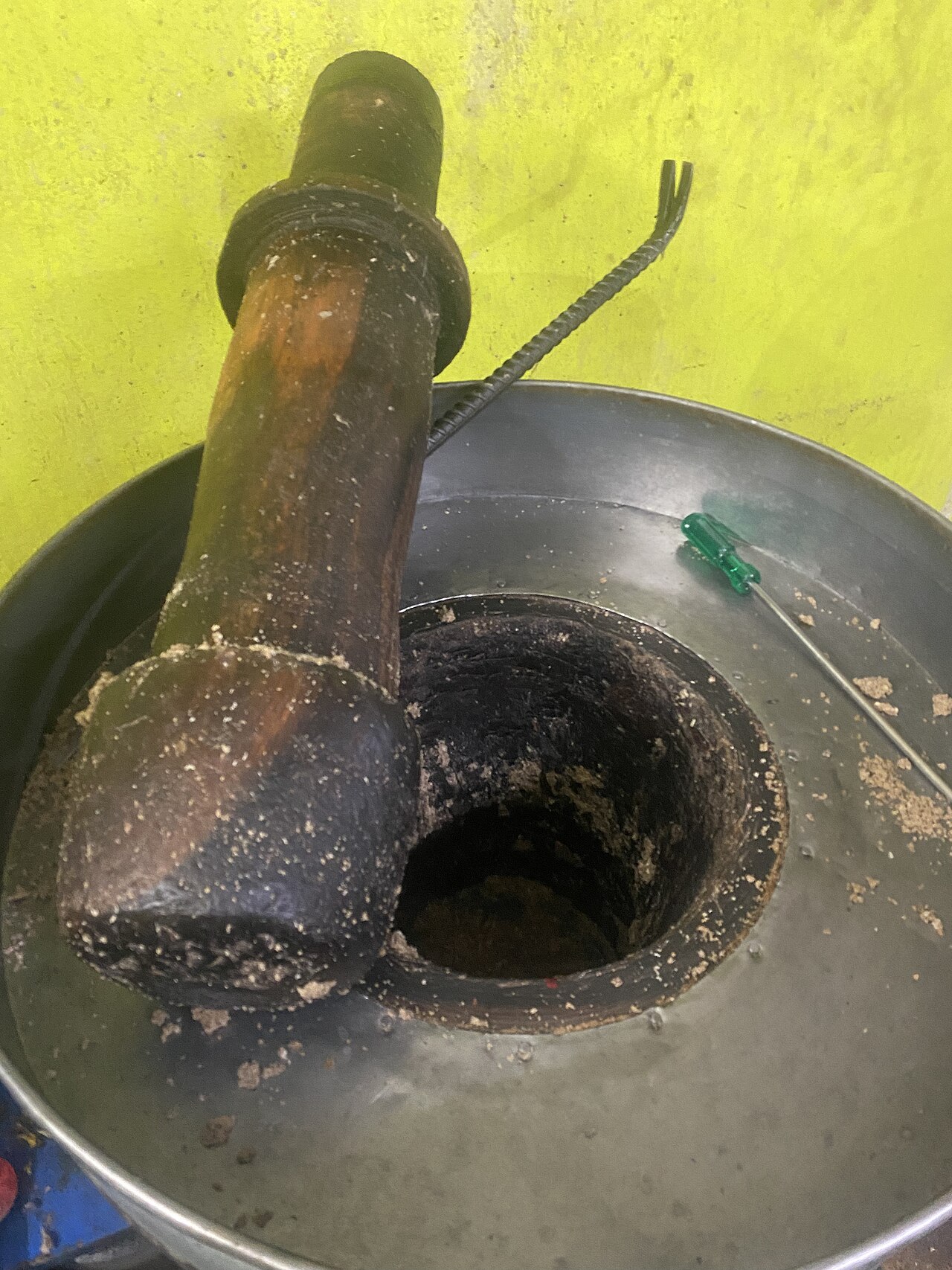Traditional mill for cold pressing oil (rotary mortar type "chekku")
