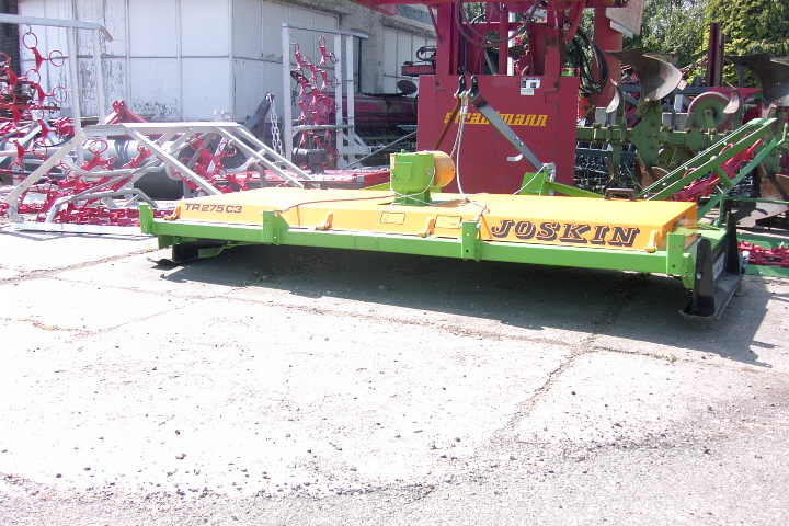 Tractor-mounted mower (mulcher) for inter-row maintenance