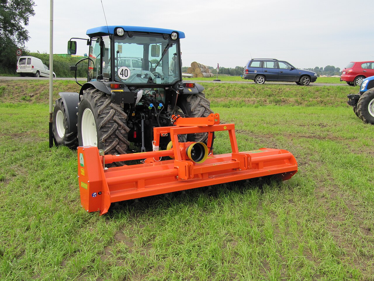 Flail mulcher for shredding grass and pruning residues