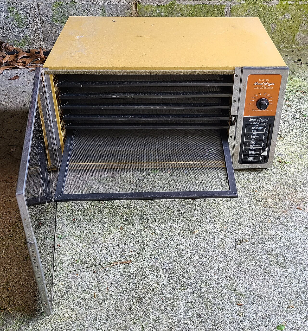 Electric food dryer for nuts