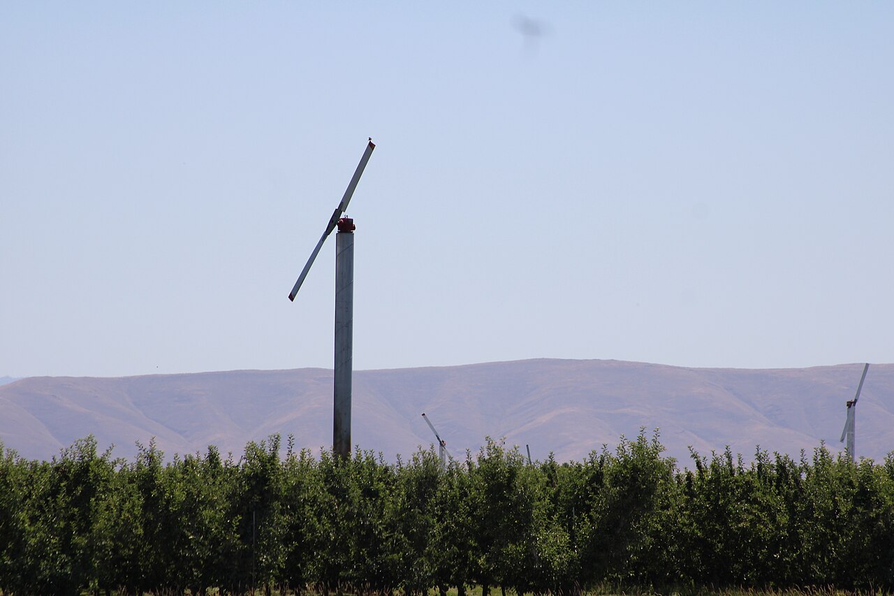 Windmill in an orchard that breaks the temperature inversion during radiative frost by mixing air